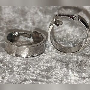 🗝 Vintage Sarah Coventry Silver Tone Florentine Hoop Clip-On Earrings